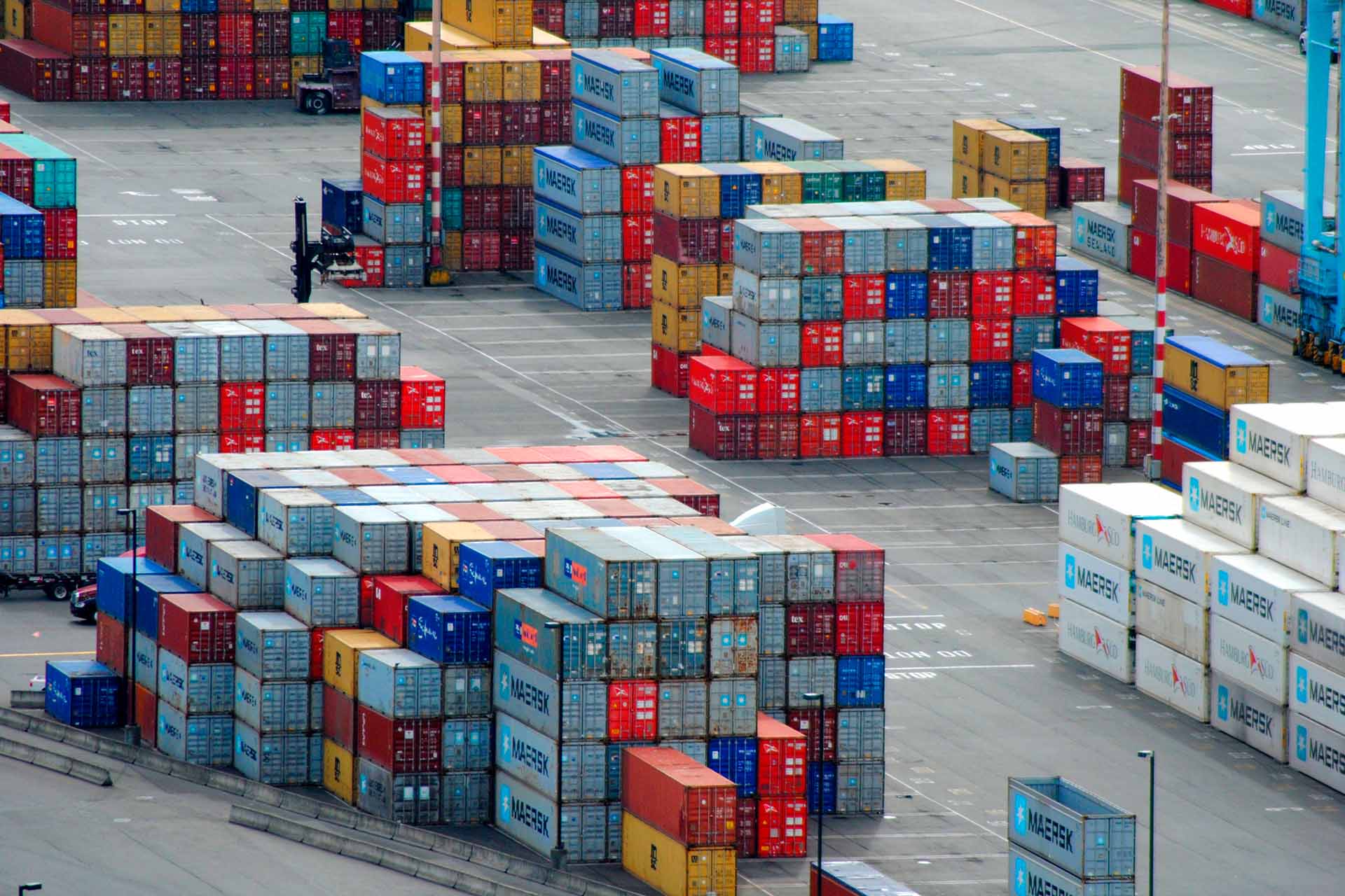 shipping-container-4245980 shipping-container-4245980